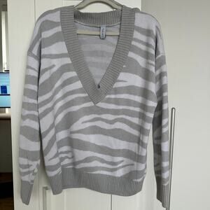 Varley Women's Oversized V-neck Gray/White Tiger Stripe Calvert Sweater, S, EUC